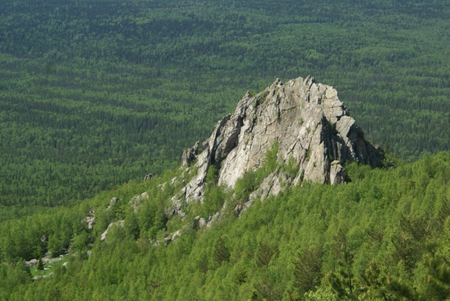 Скала на южном склоне Двуглавой Сопки