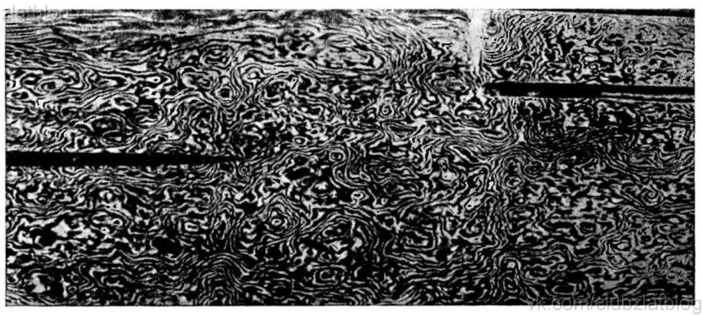 Коленчатый узор булатного клинка из коллекции Д. К. Чернова
